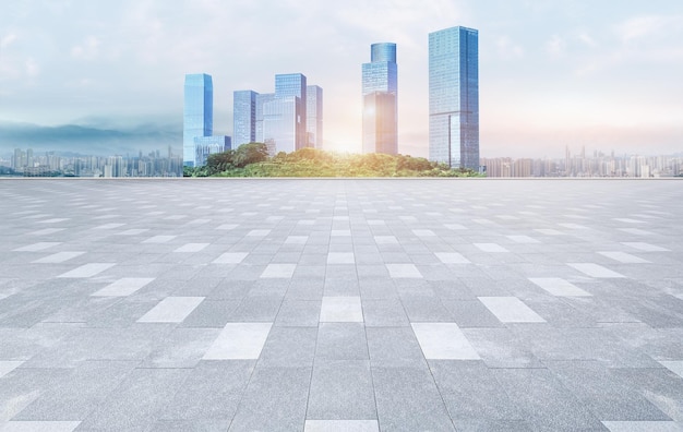 Piazza vuota con pavimento in mattoni con skyline panoramico della città e grattacieli