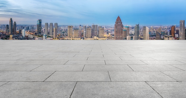 Foto pavimento in mattoni vuoto con sfondo skyline della città