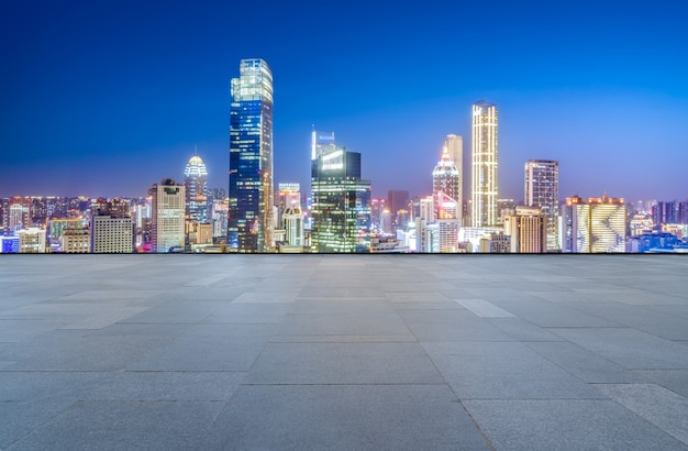 Photo empty brick floor with city skyline background