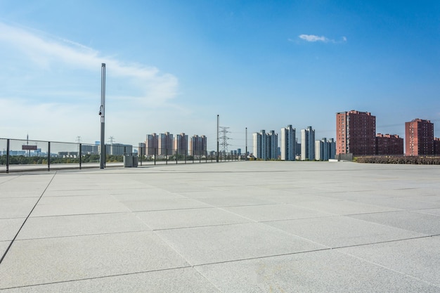 Photo empty brick floor with modern building in background