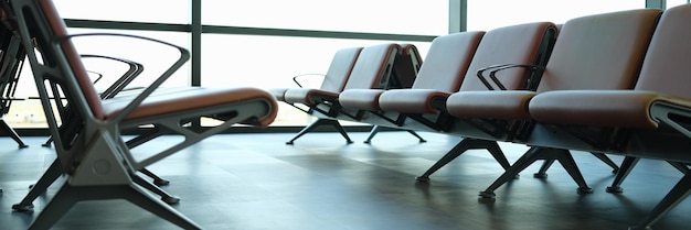 Photo empty brown leather chairs in airport lounge