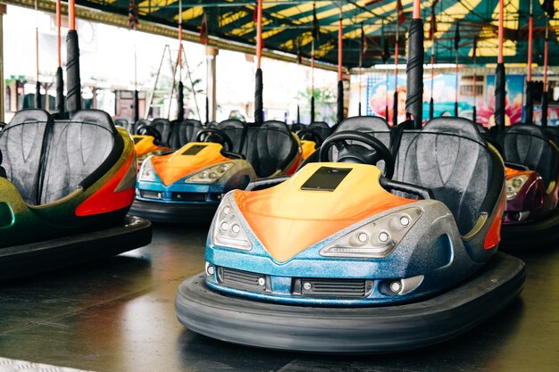 写真 遊園地の空のバンパーカー