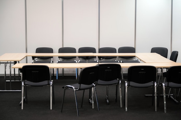 Пустая комната для деловых встреч - стол и стулья для принятия решений.