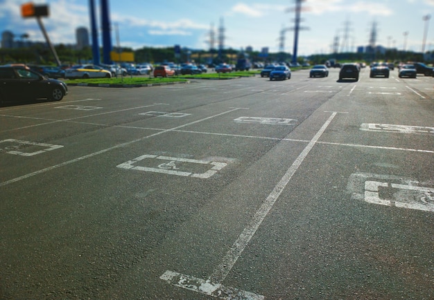 Foto zona di parcheggio auto vuota per lo sfondo delle persone disabili