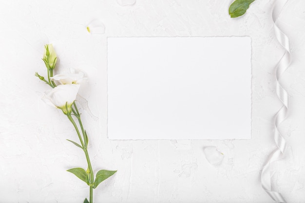 Modello di carta vuota con fiori di eustoma lisianthus bianchi in fiore