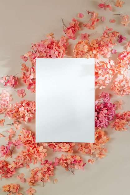 Фото Пустая открытка с розовыми цветами макет карты на стильном фоне для презентации или дизайна праздничная и весенняя концепция открытка на день матери или женский день