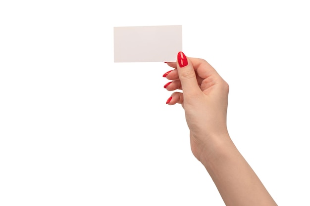 흰색 배경에 고립 된 빨간 손톱으로 여자 손에 빈 카드