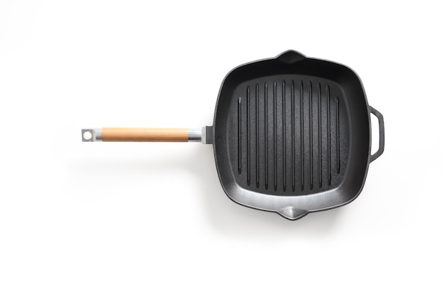 Photo empty cast iron grill pan with handle isolated on white background