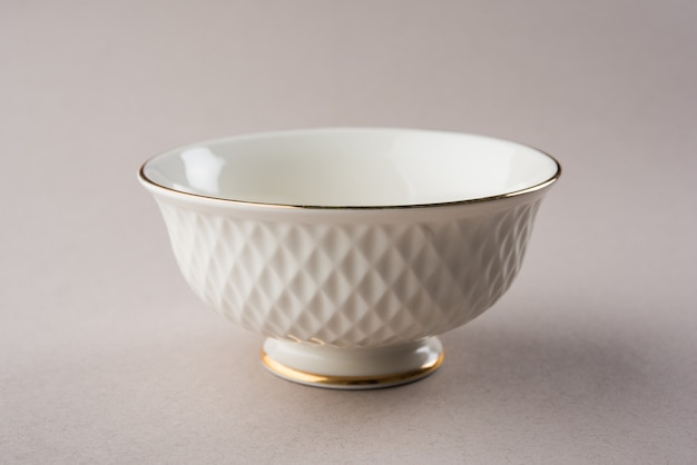 Пустая керамическая миска или посуда, изолированные на белом фоне