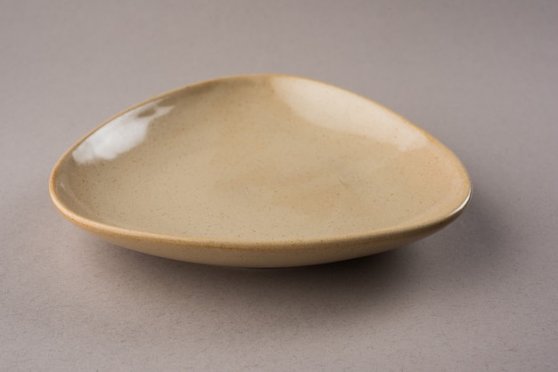 Piatto ovale in ceramica vuoto isolato su sfondo bianco
