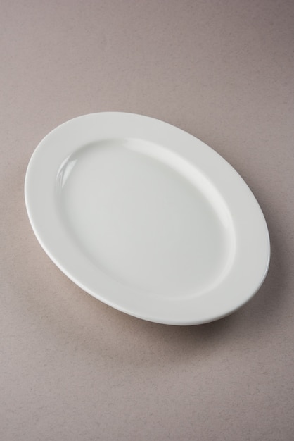 흰색 배경에 고립 된 빈 세라믹 타원형 접시