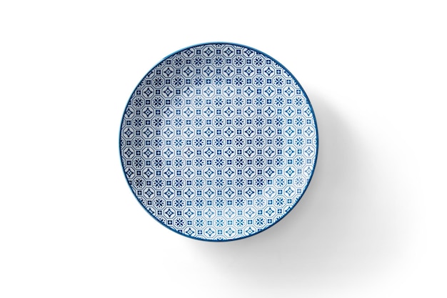 Пустая керамическая круглая пластина с узором на белом фоне с обтравочным контуром