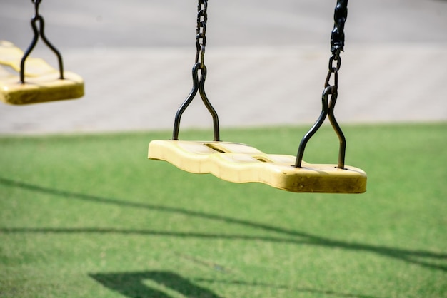 子供の遊び場で空のチェーンスイング