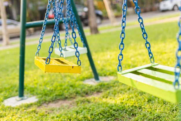 子供の遊び場で空のチェーンスイング