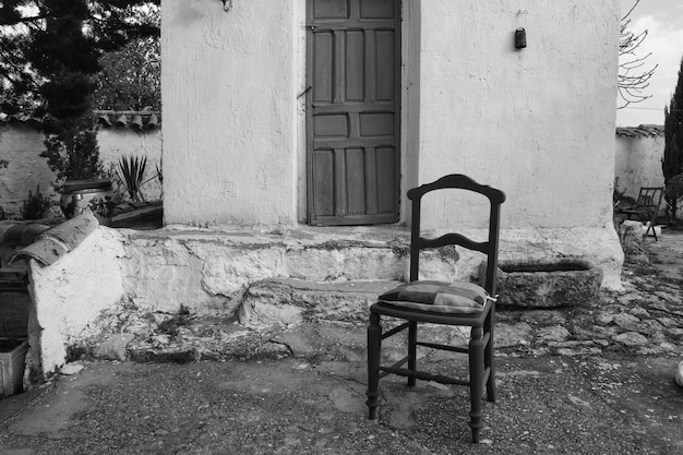 Foto una sedia vuota in un edificio abbandonato.