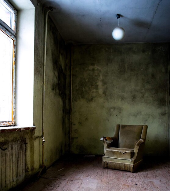 Photo empty chair in abandoned room