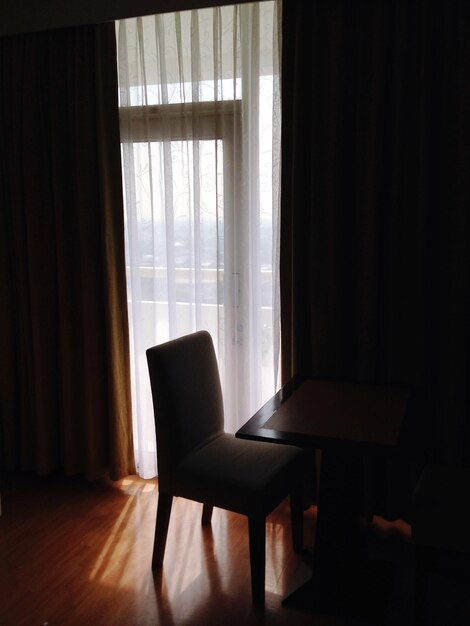 Photo empty chair against curtain at home