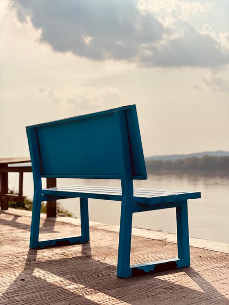 Photo empty chair on beach against sky