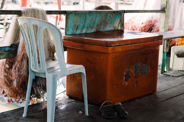 Photo empty chair by box