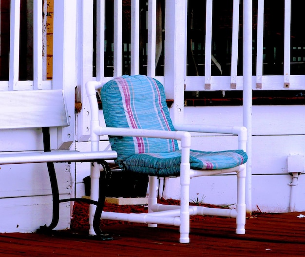 Photo empty chairs against blue wall