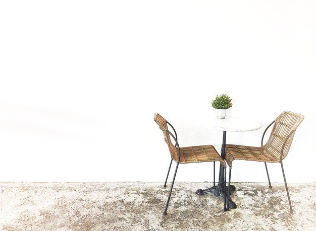 Photo empty chairs against wall against clear sky