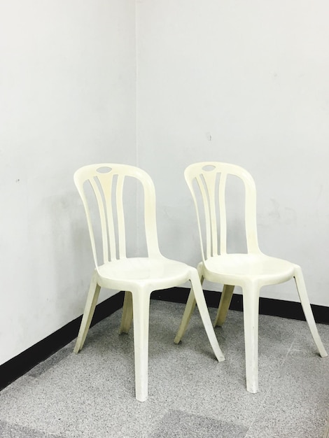 Photo empty chairs against wall