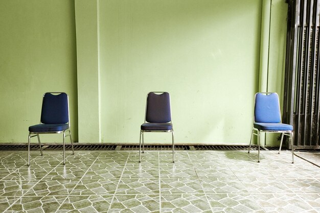 Photo empty chairs against wall