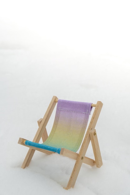 Foto sedie vuote su sfondo bianco