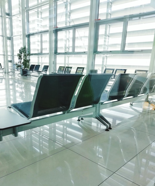 공항 출발 구역의 빈 의자