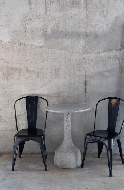 Фото Пустые стулья и стол на стене.