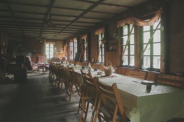 사진 식당 의 빈 의자 와 테이블