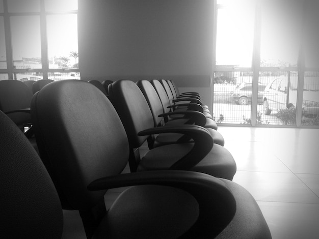 Photo empty chairs arranged in office