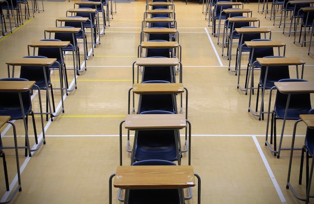 Photo empty chairs arranged in school hall