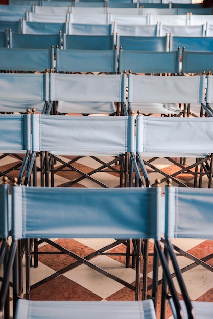 Photo empty chairs at auditorium