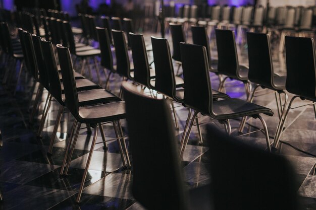 Photo empty chairs in auditorium