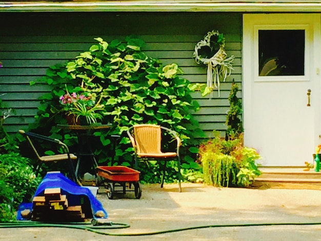 Photo empty chairs in backyard