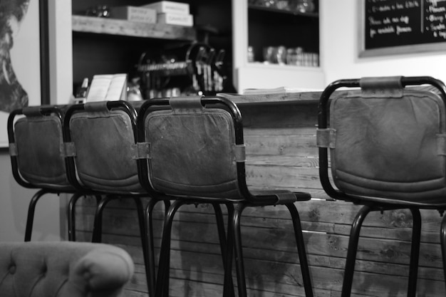 Photo empty chairs at bar