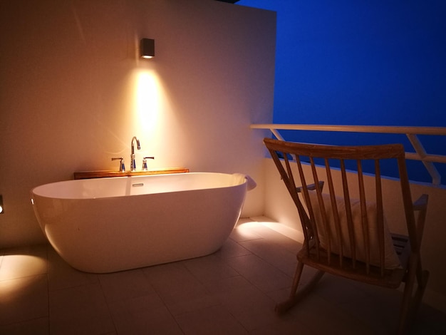 Photo empty chairs and bathtub at home