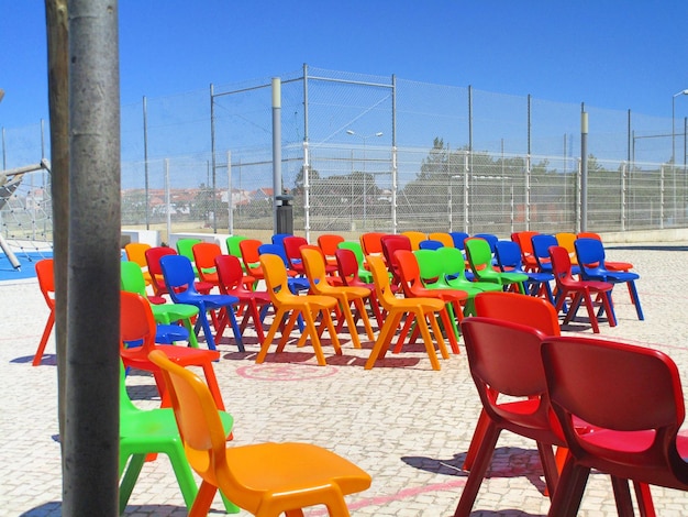 Foto sedie vuote sulla spiaggia contro un cielo limpido