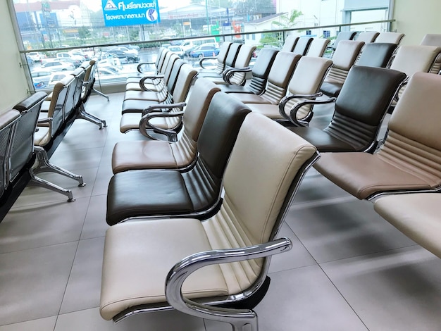 Photo empty chairs in building