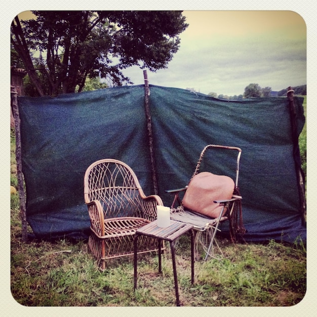 Photo empty chairs at camp site