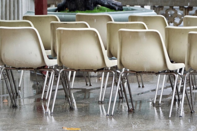 Photo empty chairs during rain outdoors