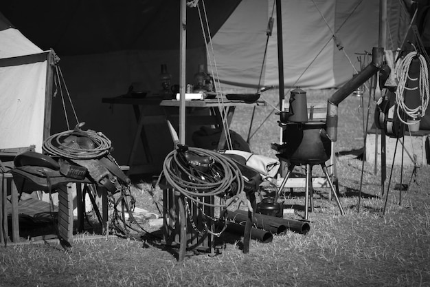 Photo empty chairs on field