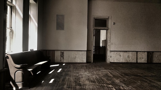 Фото Пустые стулья в заброшенной комнате