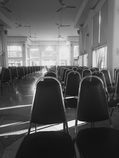 写真 会場の空の椅子