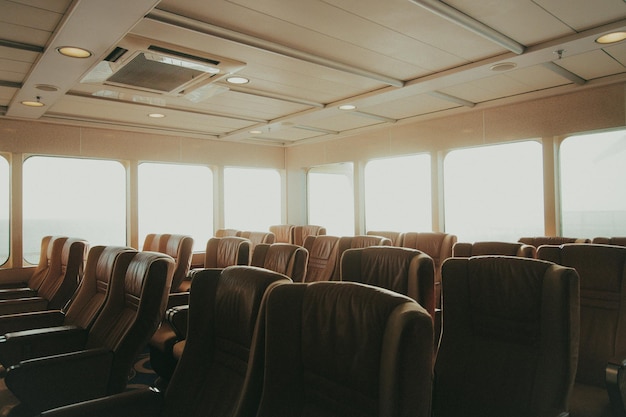 写真 部屋の空の椅子