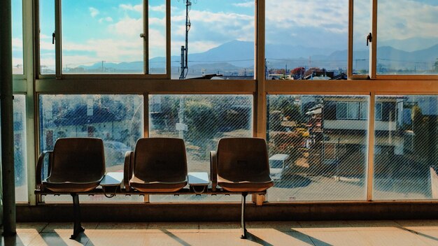 写真 駅の窓の近くの空の椅子