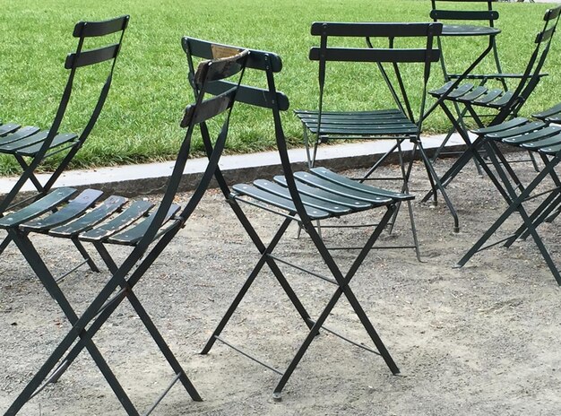 Photo empty chairs in park