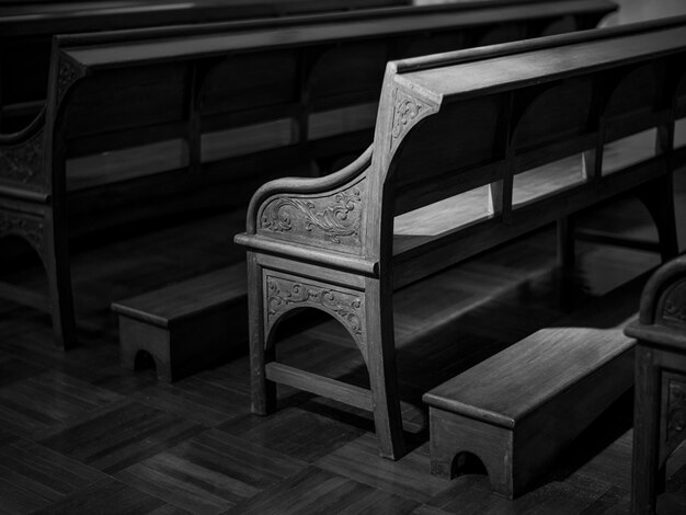 Photo empty chairs in room