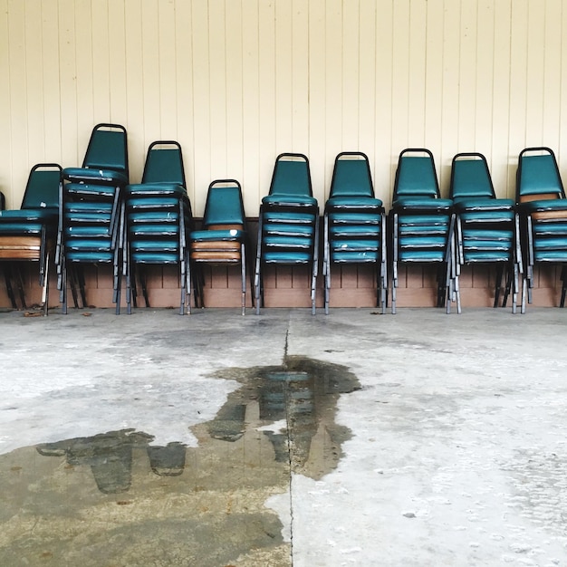 Photo empty chairs in room